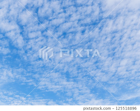 After the rain, the sky gradually clears. 125518896