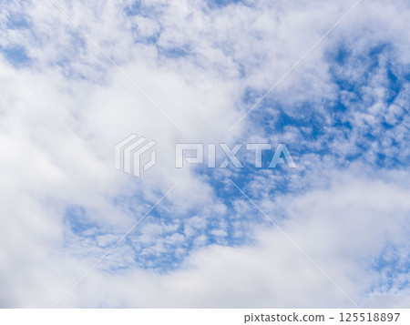 After the rain, the sky gradually clears. 125518897