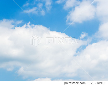 四月的山景：天空和蓬鬆雲的特寫 19 125518918