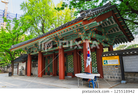 Seoul: Fresh greenery at Tapgol Park 125518942
