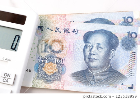 中國的貨幣人民幣(RMB)上有毛澤東的肖像,展現了中國經濟蓬勃發展的形象。 中國的貨幣人民幣(RMB)上有毛澤東的肖像,展現了中國經濟蓬勃發展的形象。 125518959