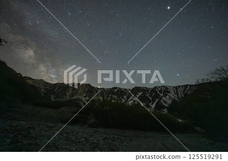 日本鳥取縣山上空的美麗星空 125519291