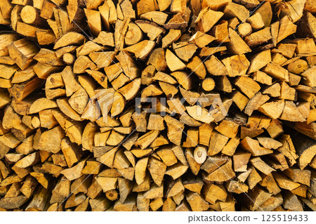 捆紮存放的木柴 125519433