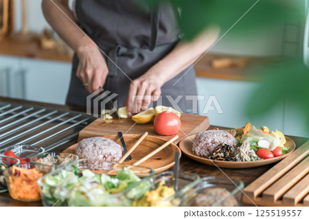 一位家庭主婦在廚房準備一盤午餐 125519557