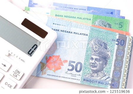 馬來西亞貨幣、林吉特 (MYR) 紙幣和計算器 125519636