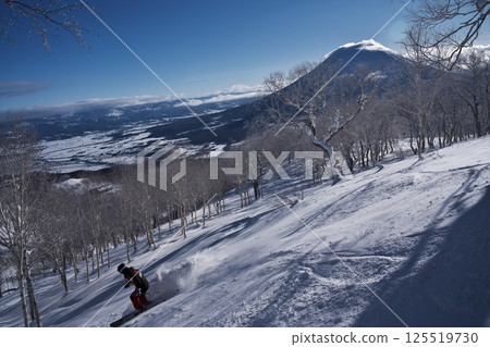 從新雪谷東急格蘭比羅夫滑雪場的森林路線眺望羊蹄山 125519730