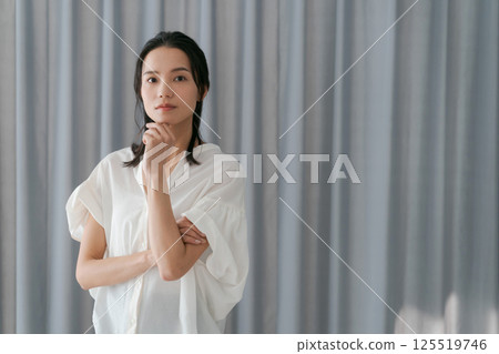 一個30多歲的女人,帶著思考的表情 一個30多歲的女人,帶著思考的表情 125519746