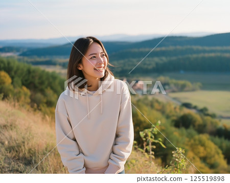 一位女子站在高原上，微笑著凝視遠方 125519898