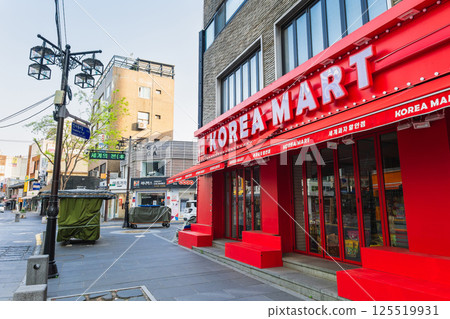 The main street of Insadong, Seoul 125519931
