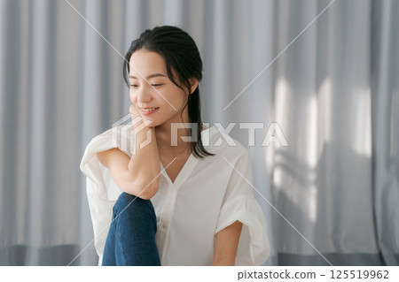 窗簾前微笑的女人 125519962