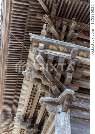 日枝神社隨神門屋頂的樑和椽子 125520026