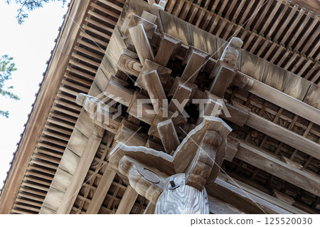日枝神社隨神門屋頂的樑和椽子 125520030
