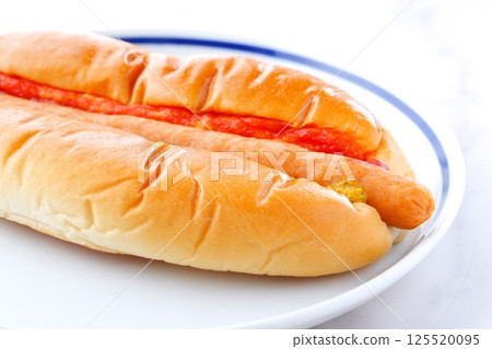 Chorizo sausage bun (hot dog) with mustard and ketchup 125520095