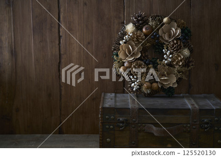 聖誕花圈放在舊箱子上 聖誕圖像 聖誕花圈放在舊箱子上 聖誕圖像 125520130