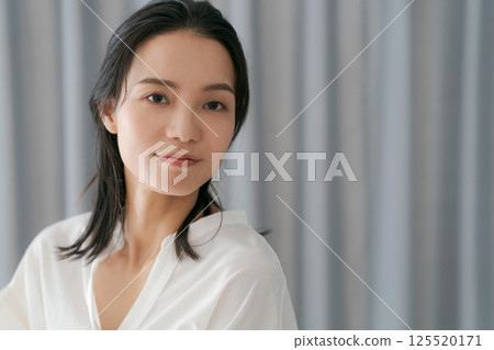 A woman in her 30s looking at the camera 125520171