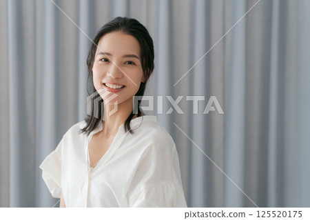 一位 30 多歲的女性正在看著鏡頭 一位 30 多歲的女性正在看著鏡頭 125520175