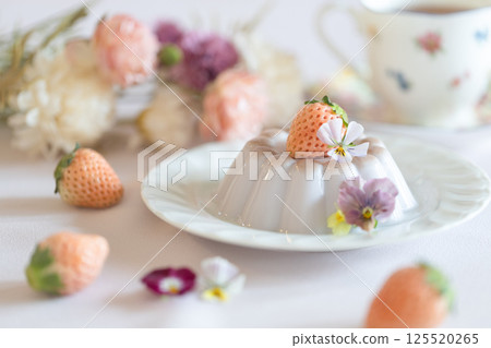 Edible flower milk pudding Edible flower milk pudding 125520265