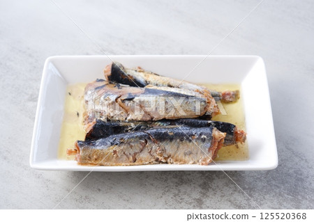油沙丁魚配用橄欖油醃製的新鮮沙丁魚 油沙丁魚配用橄欖油醃製的新鮮沙丁魚 125520368