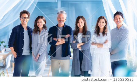 明亮的辦公室裡微笑的團隊 明亮的辦公室裡微笑的團隊 125520553