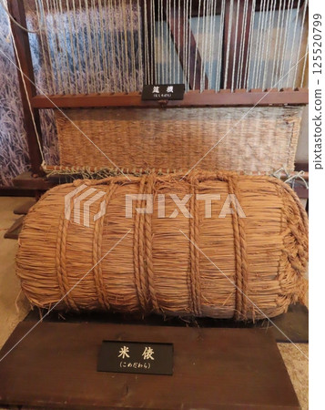 稻草捆與草蓆織機,古民居,古工具,江戶時代後期,重要文化財產,長富家住宅,兵庫縣龍野市揖蒲川町新在池町 稻草捆與草蓆織機,古民居,古工具,江戶時代後期,重要文化財產,長富家住宅,兵庫縣龍野市揖蒲川町新在池町 125520799