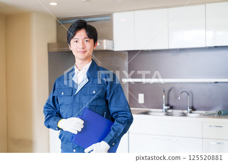 一名男工作人員以真誠的態度檢查公寓大樓 一名男工作人員以真誠的態度檢查公寓大樓 125520881