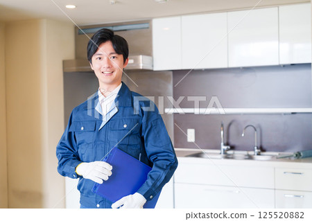 一名男工作人員以真誠的態度檢查公寓大樓 125520882