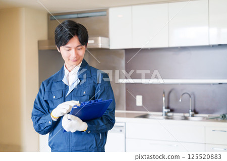 一名男工作人員以真誠的態度檢查公寓大樓 125520883