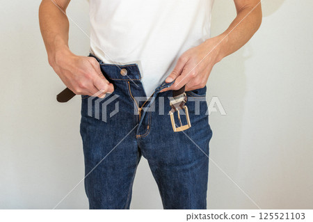 Men wearing jeans 125521103