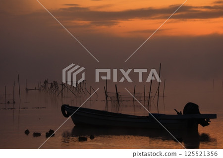 晨光反映在水面上 125521356