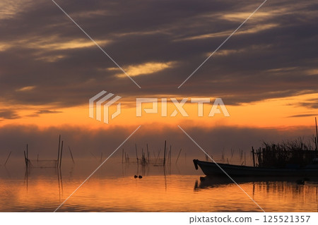 晨光反映在水面上 125521357