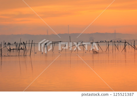 Morning glow reflected on the water surface 125521387