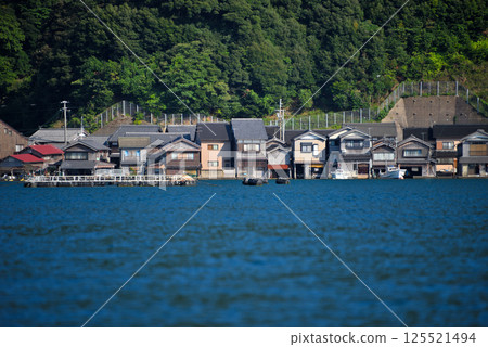 從京都府伊根町伊根旅遊基地七面山停車場眺望龜島一側的船屋(2) 從京都府伊根町伊根旅遊基地七面山停車場眺望龜島一側的船屋(2) 125521494