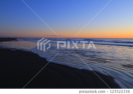 被清晨陽光染紅的沙灘 125522156