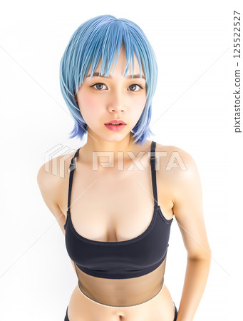 身穿背心、頭髮呈藍色的年輕女子 身穿背心、頭髮呈藍色的年輕女子 125522527