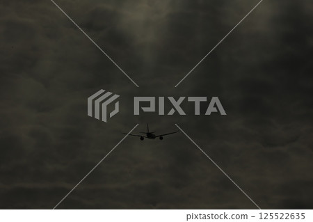 透過雲層縫隙看到的太陽 125522635