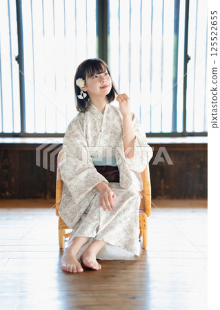 浴衣的一名年輕女子 125522655