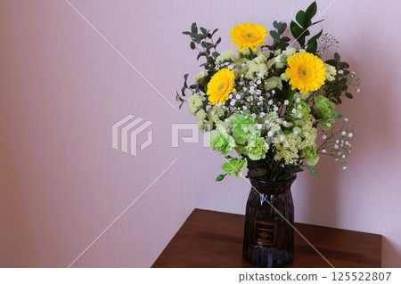 黃色非洲菊插花 黃色非洲菊插花 125522807