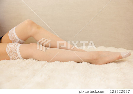 穿著白色吊襪帶的女人美麗的雙腿 125522957
