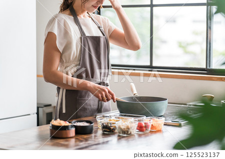 一位家庭主婦在廚房做午餐時遇到困難 125523137