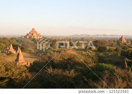 緬甸蒲甘的寺廟和寶塔 緬甸蒲甘的寺廟和寶塔 125523381