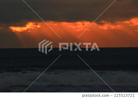 傾瀉入海的天使之梯 125523721