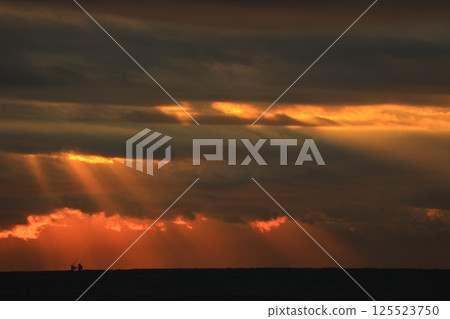 傾瀉入海的天使之梯 125523750