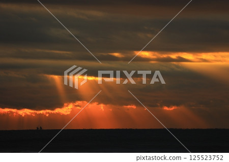 傾瀉入海的天使之梯 125523752