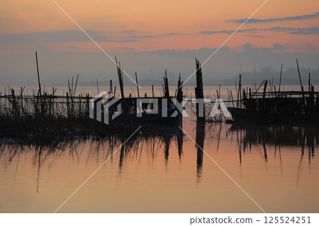 Sunrise reflected in the ocean at dawn 125524251