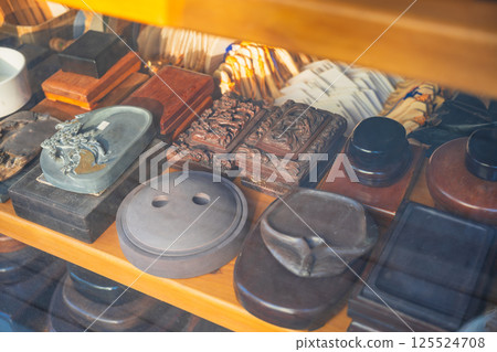 Antique shop in Insadong, Seoul 125524708