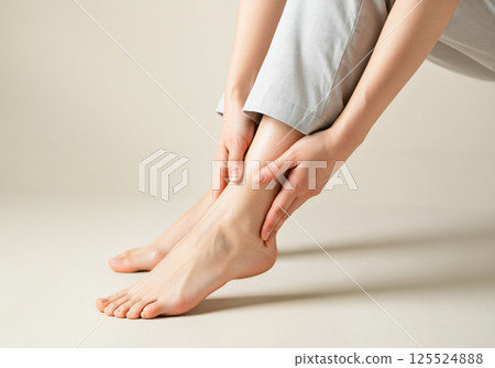 一個女人的足部按摩 125524888