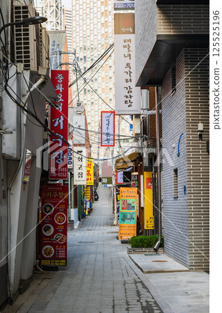 Back alley scenery in Insadong, Seoul 125525196