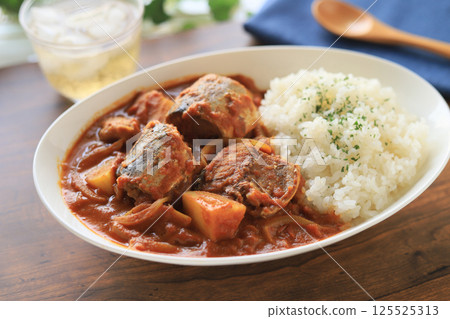 用兩罐罐頭做的鯖魚番茄咖哩 125525313