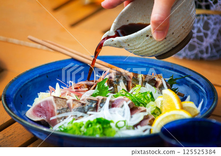 Tosa straw-grilled bonito tataki 125525384