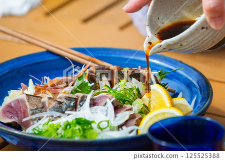 Tosa straw-grilled bonito tataki 125525388